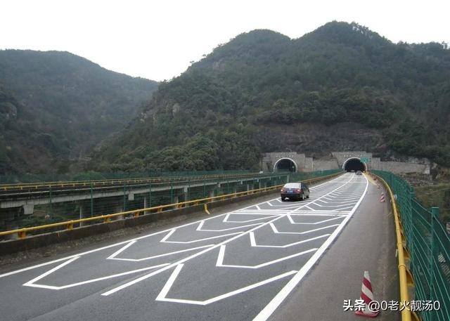 人行横道线的作用是什么，人行横道线图片（23种交通标线的形状和作用）