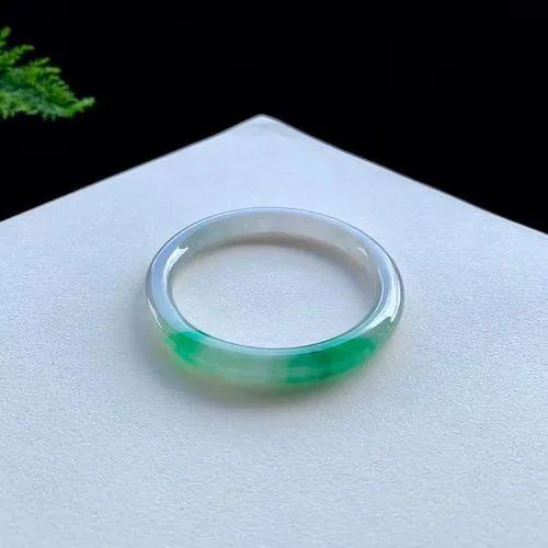 翡翠种水等级划分价格，翡翠等级划分及价格（1万和1000万的翡翠手镯）