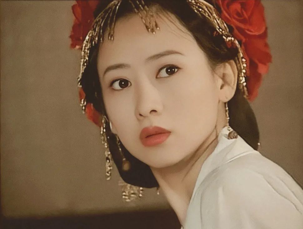 在《满清十大ku刑》中,翁虹饰演的小白菜,柔弱清苦,纯欲并存,一度惊艳