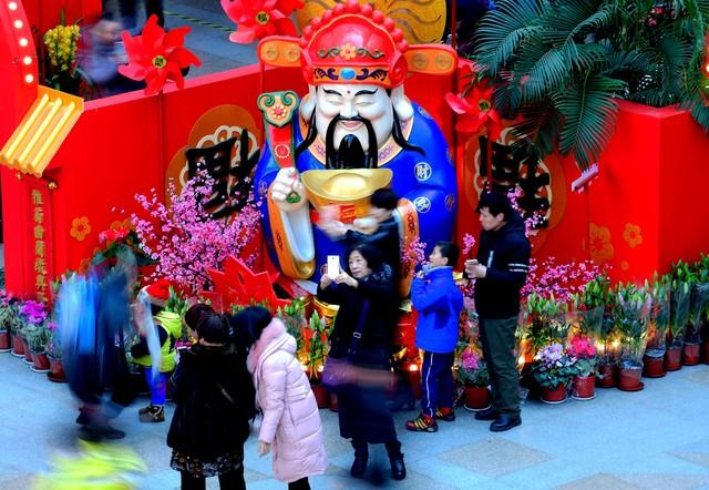 今天的财神方位是什么位置，今日财神方位在哪里（今年哪天接财神祭财神）