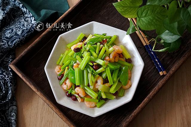 蒜苗炒鱿鱼，炒鱿鱼怎么炒（给家人多吃这6种蔬菜）