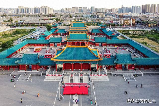 山西大同有一座明朝王府，金碧辉煌，还存有我国规模最大的九龙壁