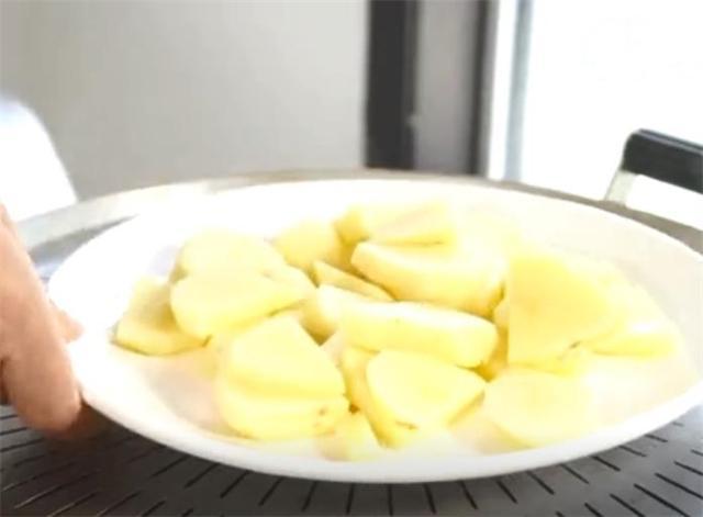 土豆蒸着吃的做法，土豆蒸着怎么吃（想不到居然那么好吃）