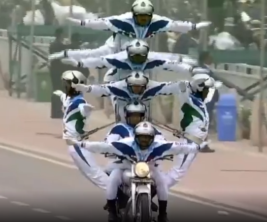 马戏团动物表演，马戏团表演有哪些节目（印度雾霾阅兵又成快乐源泉）