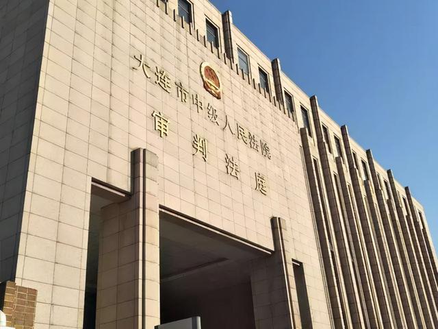 四个凶神恶煞，2011年男子当街殴打交警致其犯病死亡