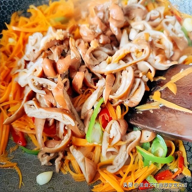 怎么炒卤肠，卤生肠怎么炒比较好吃（卤大肠炒胡萝卜丝）