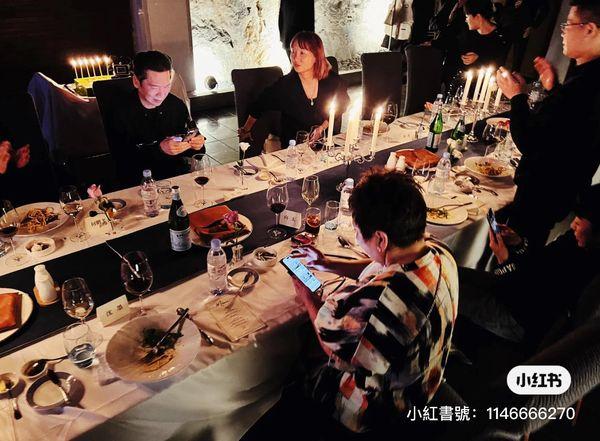 向华强现在在哪干什么，向佐、郭碧婷缺席…老婆向太陪伴吹蜡烛