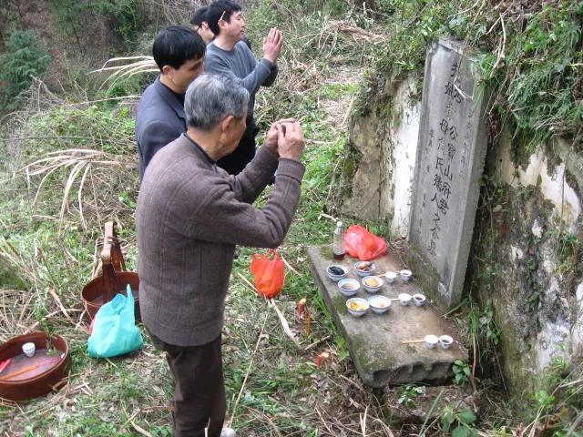 迁坟时女人不能去，清明节这些事情不要做