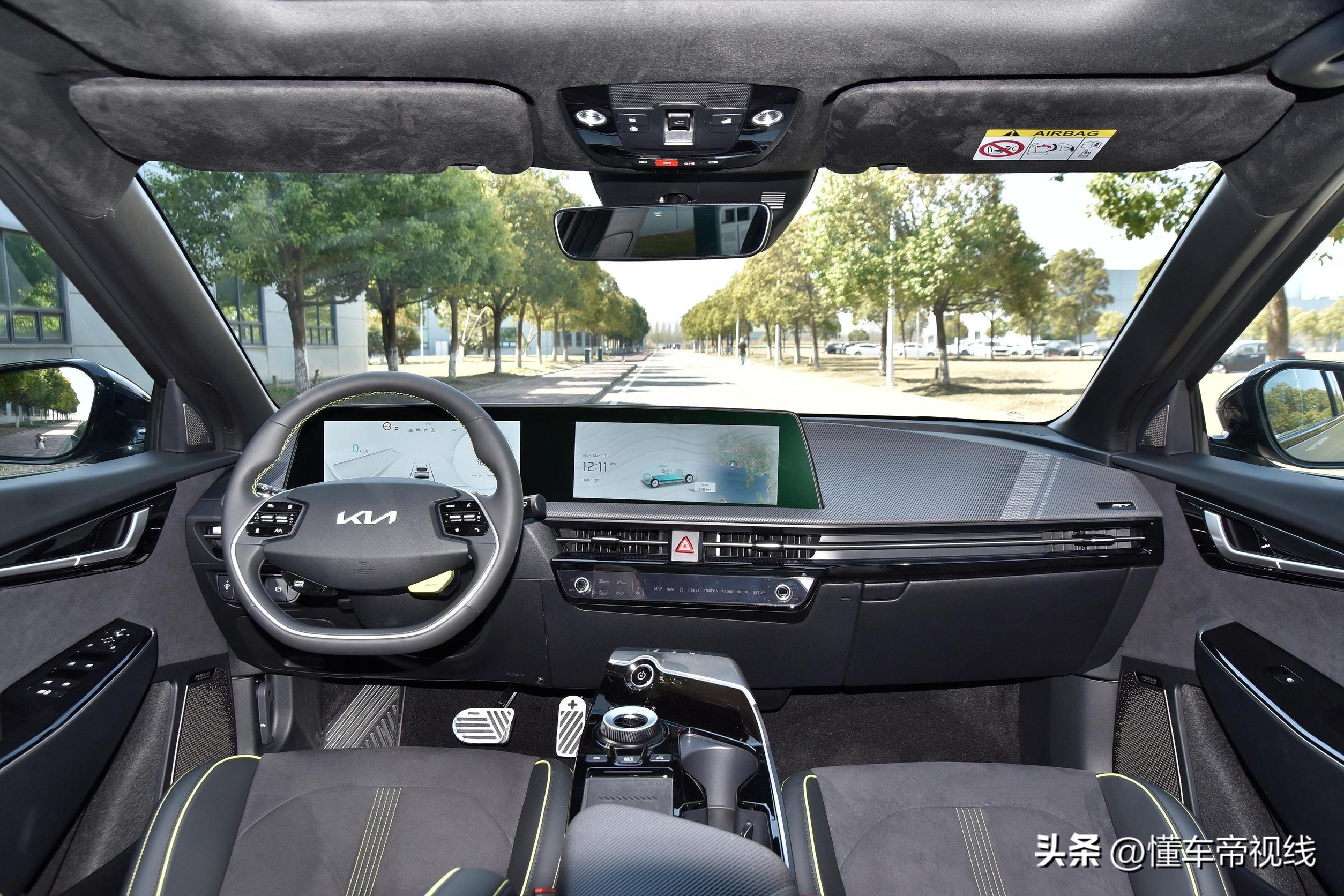 车内应用了大量麂皮材质包裹ev6的内饰设计依旧能看到起亚车型的影子