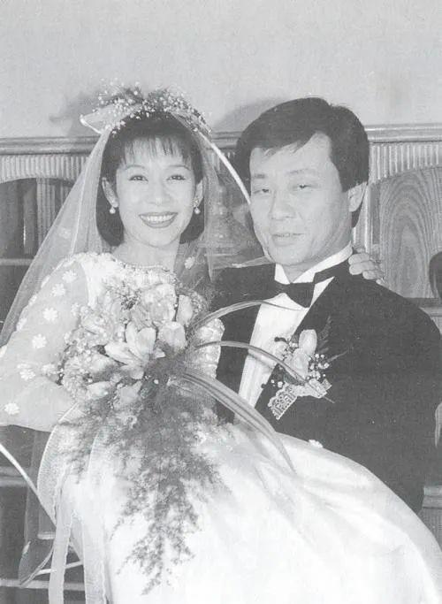 一年后寇世勋和崔瑶琪结束爱情长跑,在家人的祝福下走入婚姻的殿堂.