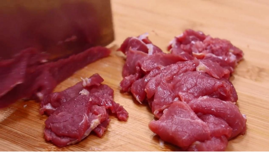 牛肉最适合搭配什么吃，牛肉可以搭配什么吃（这个做法真的好吃到哭）