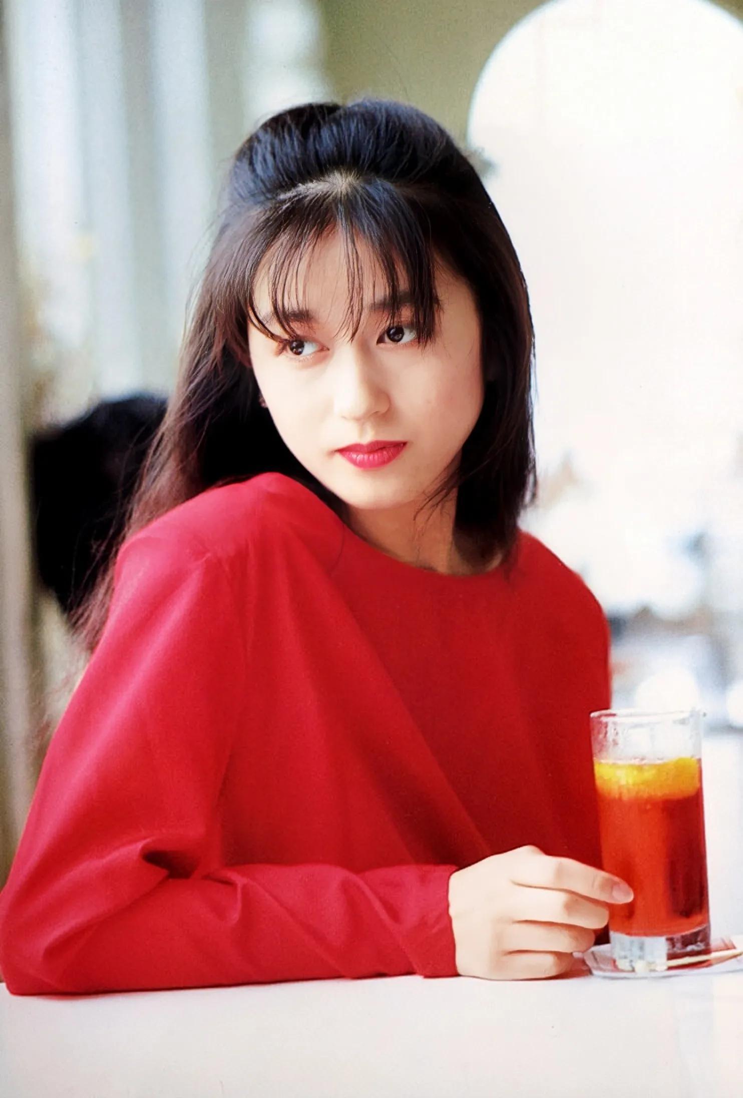 青山知可子:两部爱情片,即可奠定纯欲天花板的地位