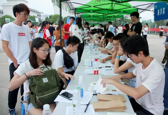 平顶山学院宿舍，平顶山学院宿舍条件怎么样—宿舍图片内景（大学寝室男女混住引热议）