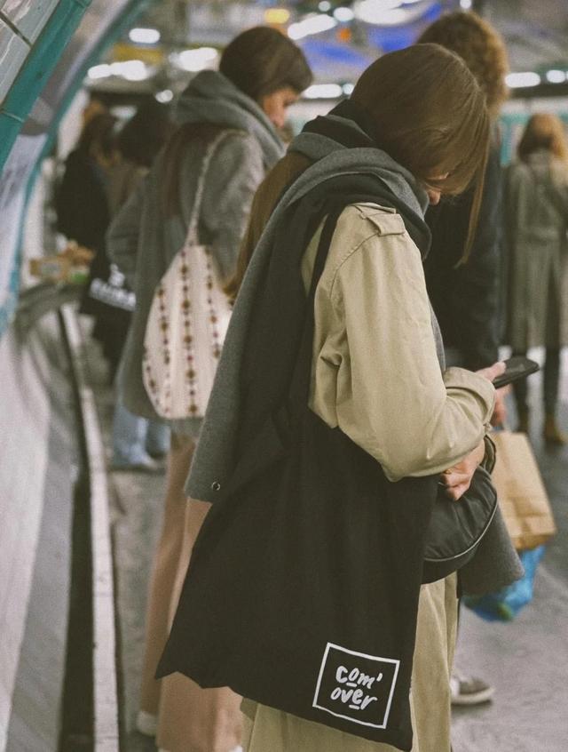 怎样选择包包的颜色，怎么搭配包包的颜色（法国女人不爱“名牌包”）