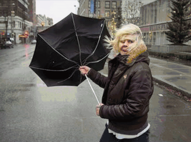 反向伞和普通伞区别，反向伞和正常折叠伞哪个更结实（收伞不湿身）