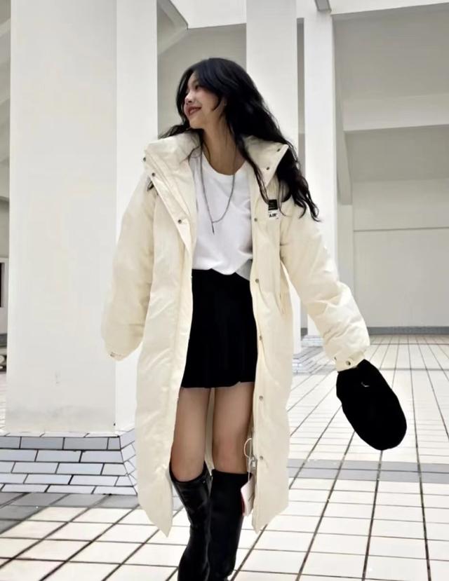 穿什么颜色的衣服最显白，穿衣服显白的几种颜色（今年羽绒服别穿黑色了）