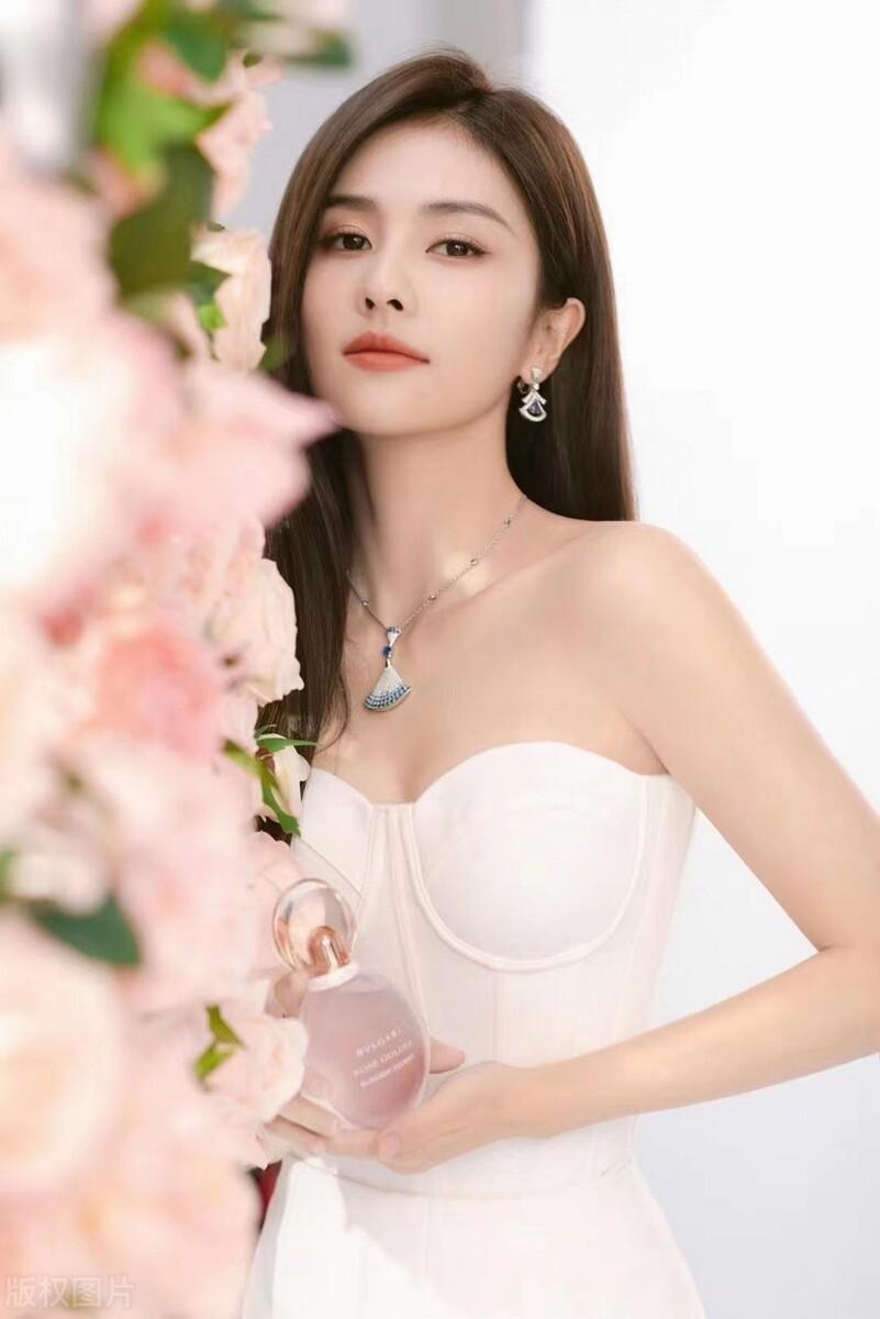大學新生自我介紹簡短大氣（大學自我介紹模板女生）