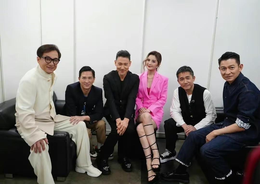 香港明星大聚会现场:那么多明星,为何只有成龙一个说国语