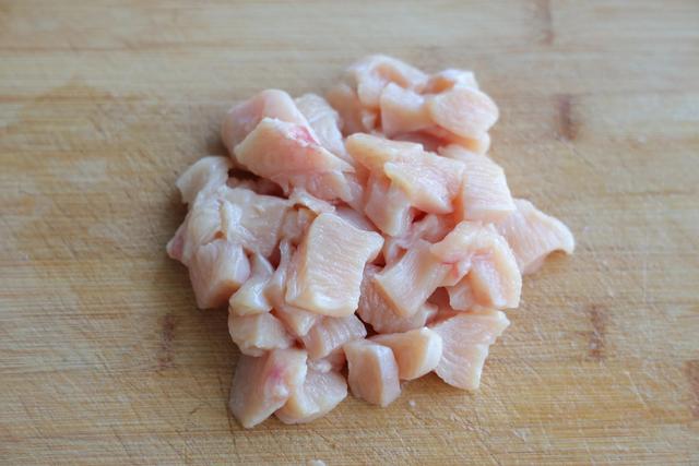 彩椒炒鸡胸的做法，辣椒炒鸡胸肉家常做法（过年要试试这道家常菜）