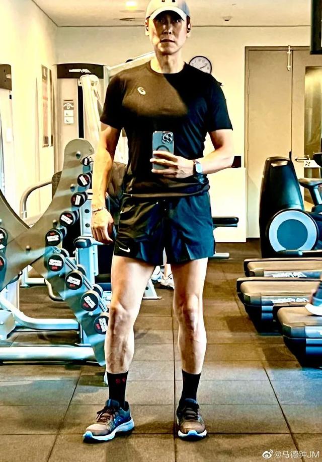 54岁tvb小生近况，54岁TVB肌肉男神晒父子合照