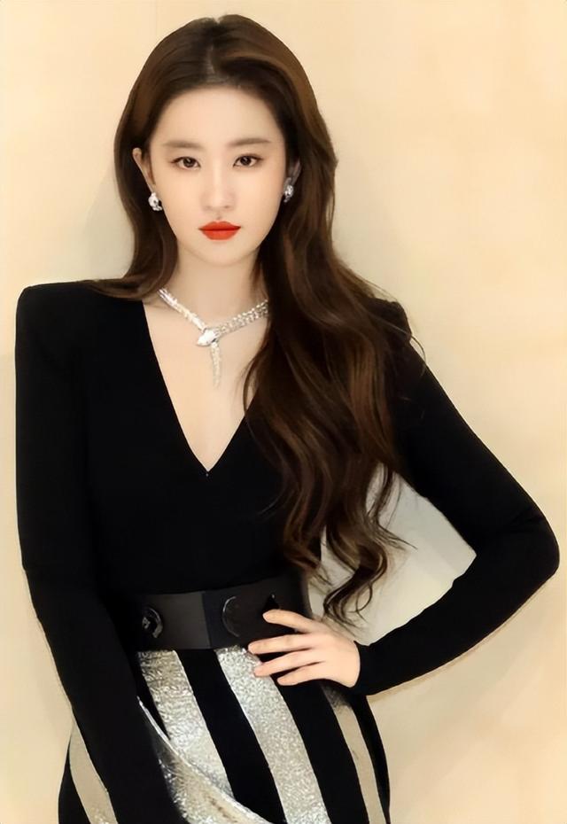 如今的刘亦菲依旧风采迷人，不管正面看还是背后看