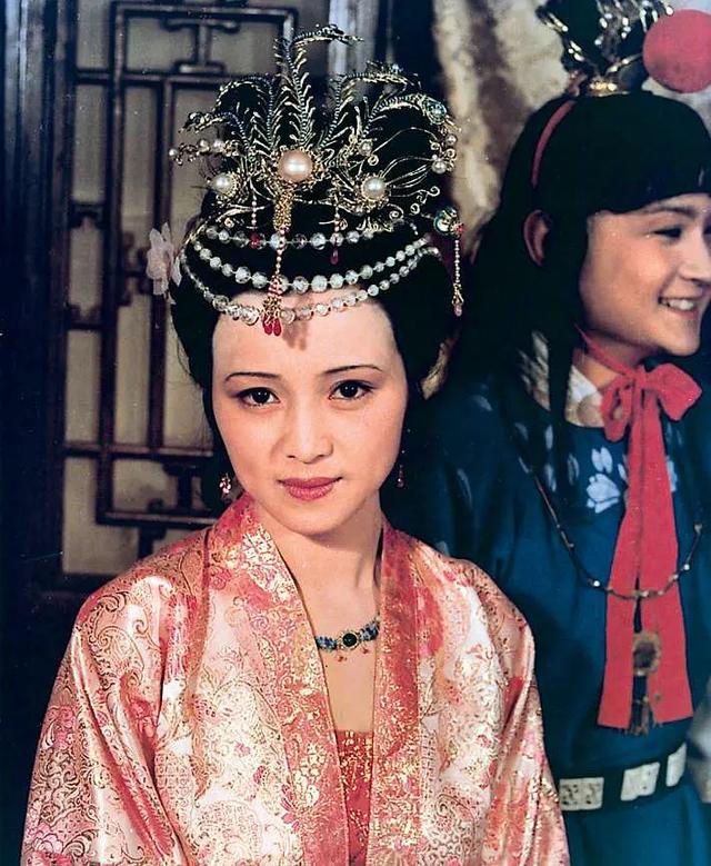 古代步摇图片，日本艺妓她们头上戴的发饰名称。那个圆球和那些像步摇的东西叫什么名字。（步摇、花钿、折股钗、凤簪、梳篦、花冠）