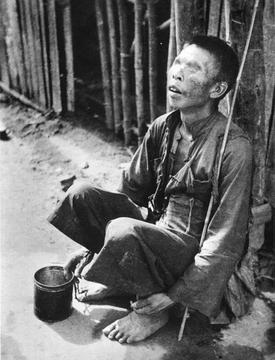 余光文的人物简介，余光中的简介与生平事迹（中国人民革命摄影事业的奠基人）