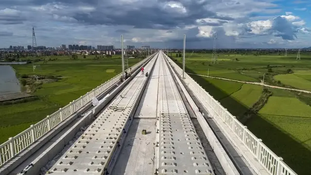 火车轨道为什么要铺那么多石头，为什么铁轨上要铺石子（火车轨道为何铺满石头）