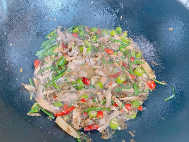 爆炒河蚌的做法，爆炒河蚌肉的做法（4月必吃的一种河鲜）