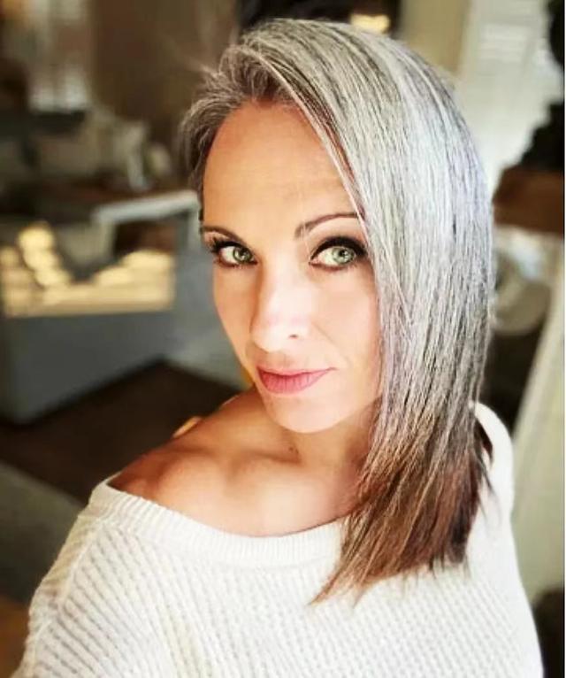 白色头发怎么染，白头发染什么颜色能盖住（今年流行白发“不染”）