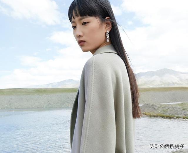 白色衣服显黑还是显白，白色显白吗（教你选好衣服颜色让脸显白）