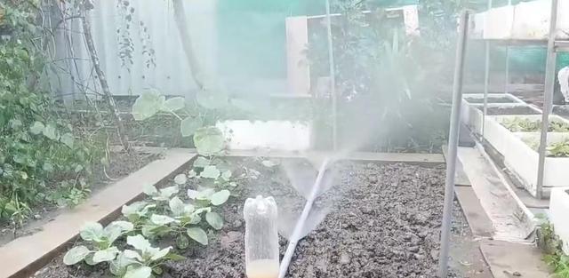 怎么做泥最简单成功，怎么做泥简单（农村1小哥塑料管自制自动灌溉系统）