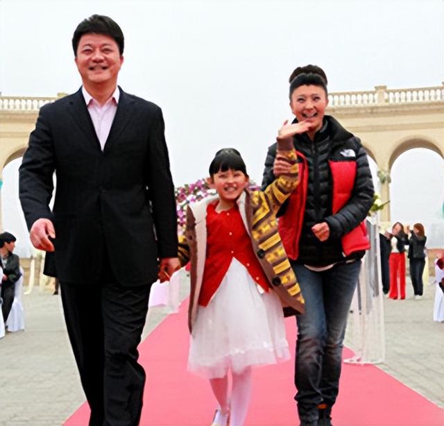 “二人转女王”闫学晶：两段婚姻三个孩子，两任丈夫都是二婚