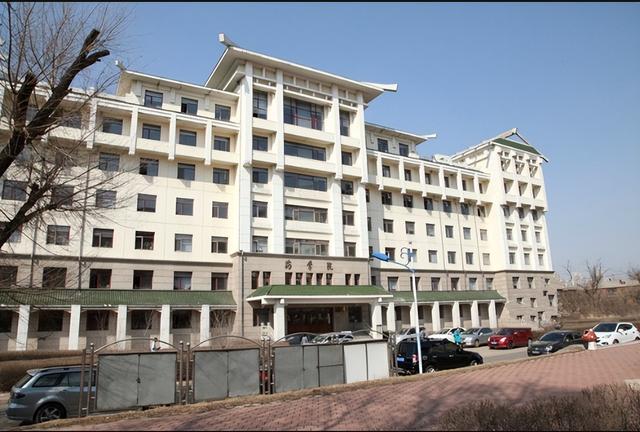 哈尔滨医科大学专业，哈尔滨医科大学顶尖专业有哪些（哈尔滨医科大学和大连医科大学相比）