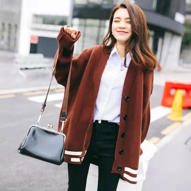 开衫毛衣怎么搭配，开衫毛衣怎么搭配裤子（开衫也能穿出少女感）