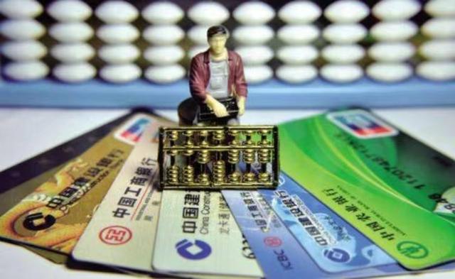 把钱存到银行卡里有利息吗，把钱放在银行卡里有利息吗（将5万元在银行定存一年）