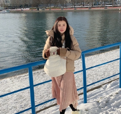 粉色外套配什么颜色内搭，粉色外套配什么颜色内搭好看男（穿粉色羽绒服配白内搭）