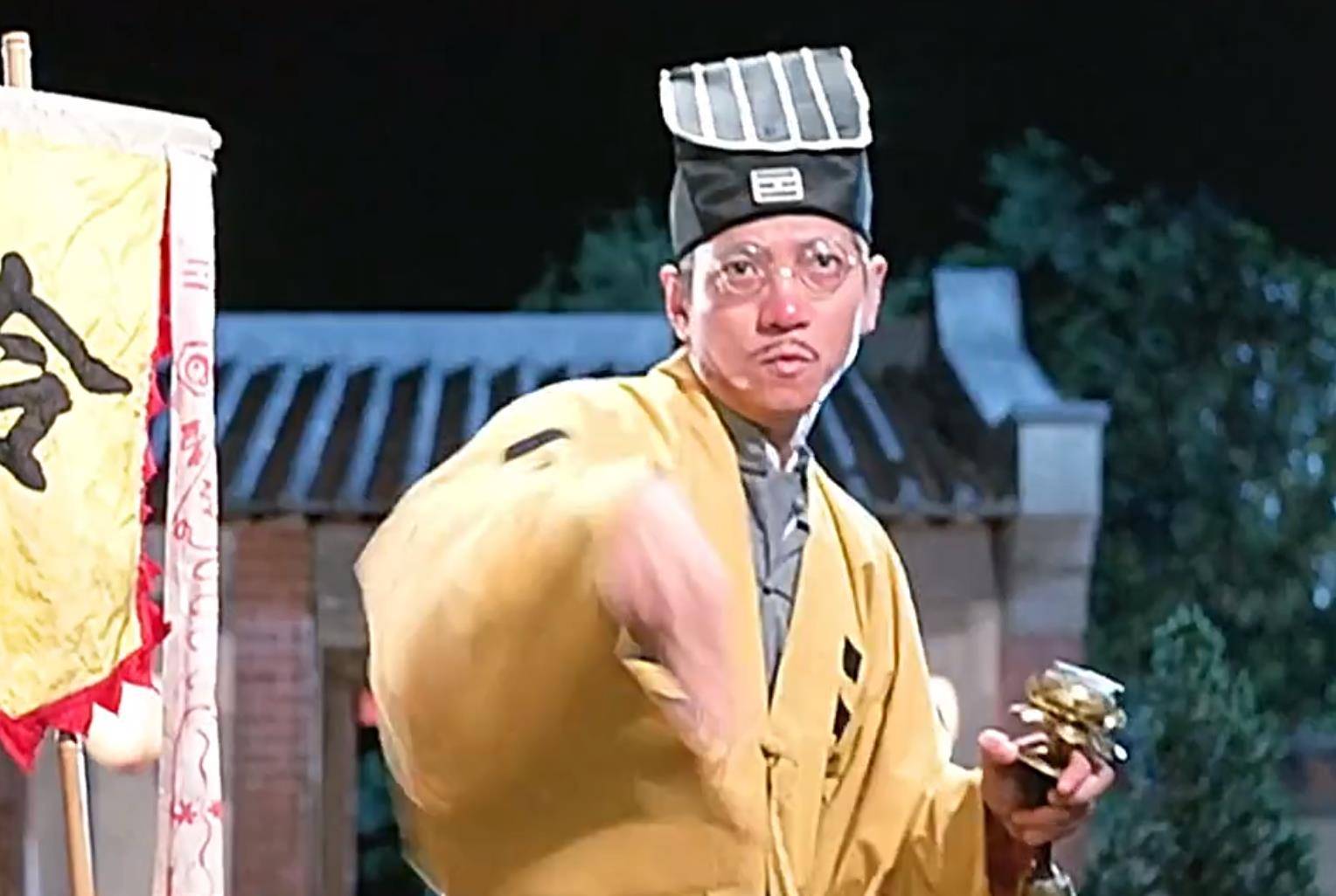 因为在僵尸先生中给观众留下深刻印象,后在僵尸叔叔一跃成为主角,扛起