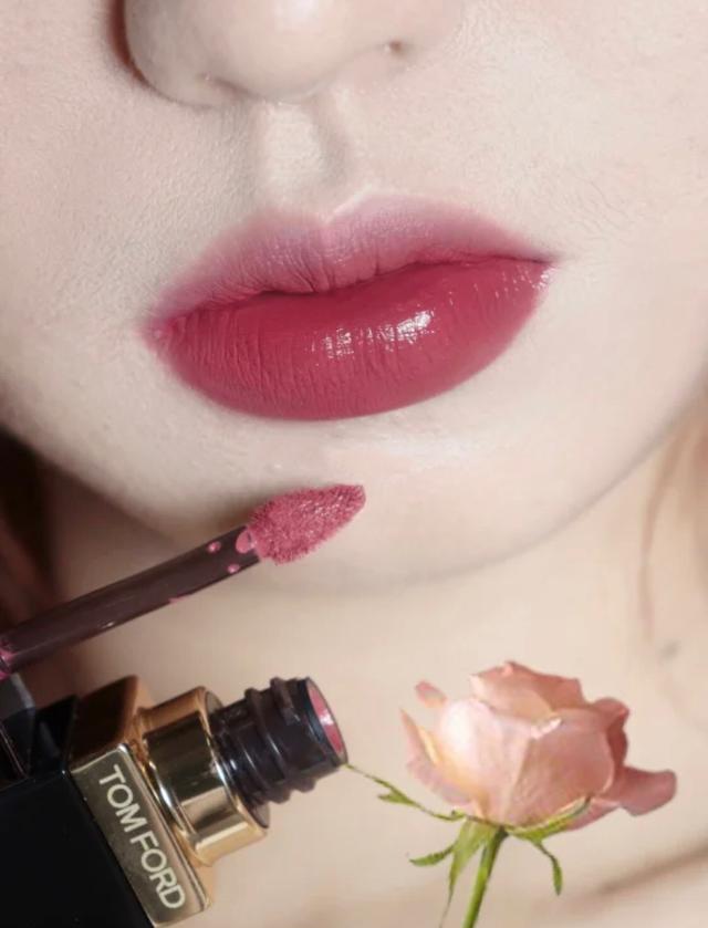 红棕色口红适合素颜吗，素颜用什么颜色的口红（皮肤暗黄的女生涂也显白）