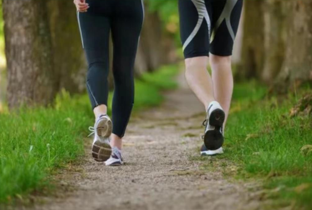 每天走一万步危害，一天正常走多少步最好（每天走1万到2万步）