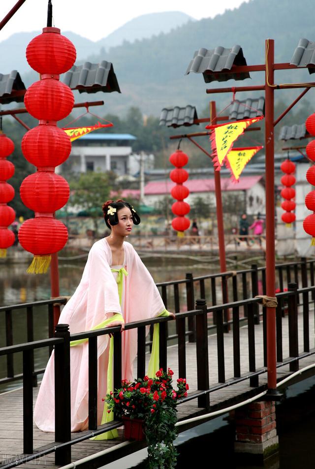 声情并茂下一句怎么说，形容声音美妙动听的成语（让我一生一世）