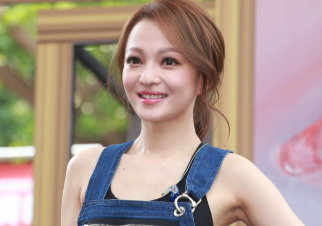 张韶涵凭借首部电视剧《永不言弃》正式出道头顶网络创作人的王小帅