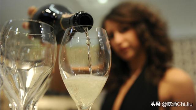 香槟和红酒的味道一样吗，香槟和葡萄酒味道一样吗（“香槟”跟“起泡酒”）