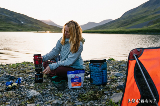爬山带什么吃的比较好，爬山适合带什么吃的（如何让你的方便面营养均衡、更好吃）