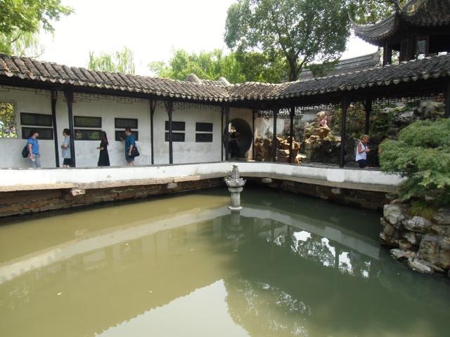 描述拙政园里的石舫，对拙政园的描写（金秋荷香——苏州拙政园<十>）