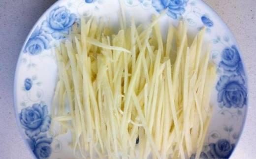 如何做鲜姜炒肉，炒肉用什么姜（姜丝肉的家常做法）