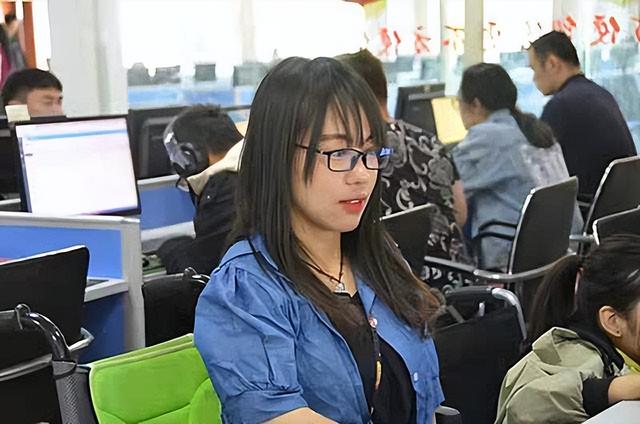 农村的漂亮姑娘，最漂亮的女人农村（河南农村漂亮“椅子姑娘”）