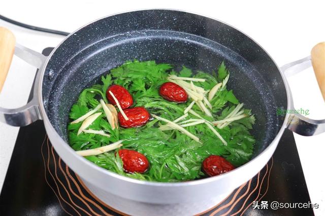 艾草可以吃吗，插门上的艾草可以吃吗（遇见艾叶摘回家）