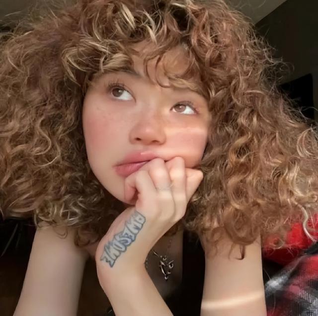 中长直发发型图片，2023流行短直发（羊毛卷才是王道）