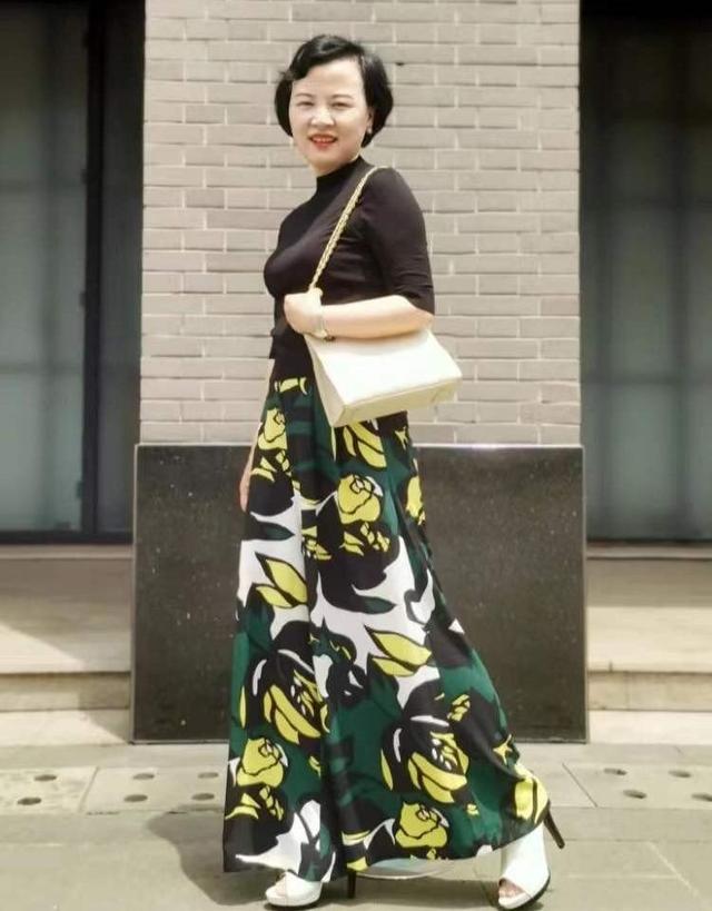 裙裤怎么搭配上衣，花裙裤怎么搭配上衣（这3种裤子时尚又百搭）